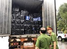 1 xe container chở toàn rượu ngoại vào TP.HCM