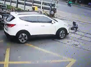 Nữ nhân viên gác chắn dọn đường ray bị ô tô tông trọng thương