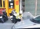 Nữ điều hành taxi đập ô tô của tài xế Grab