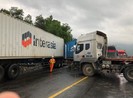 Container đâm vách núi, đường vào hầm Hải Vân kẹt cứng