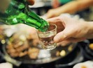 Đâm vỏ chai bia vào mặt bạn nhậu vì cái bắt tay