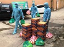 Cán bộ phường đến gõ từng nhà dân khu cách ly để trao quà