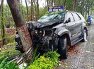 Ô tô tông gốc cây trong mưa lớn, 2 người bị thương