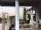 Xe tải lao sang hướng ngược lại, đâm sập nhà dân