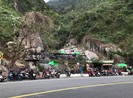 Làm quán cà phê không phép trên đèo Hải Vân
