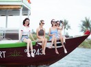 Tân hoa hậu Phan Thị Mơ chèo thuyền thúng, đi cà kheo
