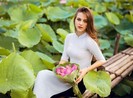 Sốt khỏa thân chụp bên hoa sen, ai đã tỏa sáng thật sự?