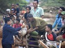 Vỡ đập Lào: Hàng cứu trợ đến tay dân, cứu hộ vẫn rất khó khăn