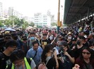 Bất chấp lệnh cấm, hàng ngàn người Hong Kong vẫn xuống đường