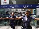 Sân bay Hong Kong tê liệt, tràn ngập người biểu tình, cảnh sát