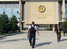 Biểu tình lớn, ông Lukashenko lại mặc áo chống đạn, cầm súng