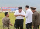 Triều Tiên tung bộ ảnh ông Kim khỏe mạnh đi thăm vùng lũ