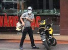 Dùng súng ngắn cướp tiệm vàng ngay thị xã