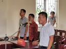 Đẩy cán bộ phường xuống hồ nước, bị phạt 12 tháng tù