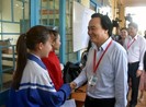 Thí sinh Đắk Lắk bất ngờ vì được Bộ trưởng Nhạ đến hỏi thăm