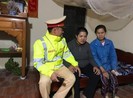 CSGT xuyên đêm rét đưa người phụ nữ lang thang về quê ăn Tết