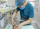 Bé trai bị bỏ rơi dưới hố ga đã qua đời