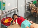 Bé 11 tuổi nguy kịch vì người bán nước đưa nhầm chai axit