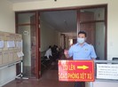 Tòa phát khẩu trang miễn phí cho dân đến làm việc