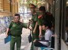 Trộm xong hối hận trả lại tiền, ra tòa ngồi xe lăn khóc