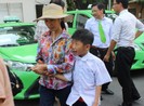 Học sinh bị bạn vô tình làm mù mắt được hỗ trợ