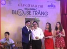 Blouse trắng miệt mài 'Hát cho yêu thương'