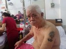 Tìm người thân cho cụ ông xăm hình bông hồng trên bắp tay