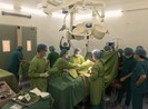 Bác sĩ hai bệnh viện cứu mẹ con sản phụ bị xuất huyết ồ ạt