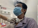 Đứt gần lìa khí quản vì bị mảnh lưỡi cưa tôn văng trúng