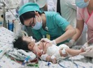 Bé trai 2,5 tháng tuổi nguy kịch do hội chứng 'baby blue'