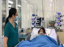 Xót xa con chào đời nằm lồng ấp, mẹ nguy kịch phải chạy ECMO