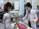 2 nhóm giải pháp phòng bệnh hô hấp mùa mưa bão cho trẻ