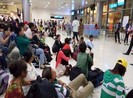 Mưa lớn, máy bay không thể đáp xuống sân bay Tân Sơn Nhất