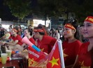 Người dân tỉnh Tây Ninh cổ vũ cho đội tuyển dưới trời mưa