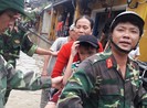 Bộ đội vượt lũ dữ, đưa em nhỏ đi bệnh viện cấp cứu