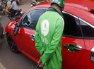 Người tu hành dùng gậy đập vỡ kính ô tô vì không vượt được