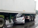 Ô tô lọt gầm container, hai người chết
