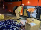 Bên trong kiện hàng 'đồ thờ cúng' là ngàn gói ‘ba số’