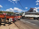 Tai nạn liên hoàn, tường nhà dân bị ủi sập