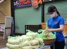 Hàng trăm người xếp hàng nhận gạo tại ‘ATM nghĩa tình’