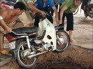 Giếng cũ trong trường bất ngờ 'nuốt chửng' 2 xe máy