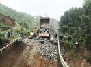 Sụt lún hàng chục mét trên quốc lộ 26, giao thông bị chia cắt