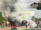 Xe bồn chở gas tông dải phân cách và bốc cháy ngùn ngụt