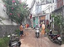 Ô tô làm đổ bốn cột điện, nhiều người ra gom dây điện về nhà