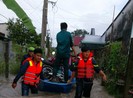 Hàng trăm chiến sĩ công an giúp dân tránh ngập ở Bình Dương
