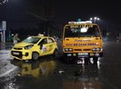 Ô tô cứu hộ đang dừng vì tai nạn thì taxi tông vào