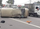Giải cứu tài xế kẹt trong ô tô bẹp dúm đầu ở Bình Dương