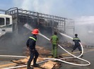 Xe tải chở giấy bốc cháy ngùn ngụt trên đường