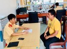 Vừa chạy xe vừa tắm, hai thanh niên bị công an phạt nặng