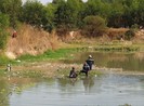 Bình Dương: Hai bé gái rơi xuống hồ nước chết thương tâm